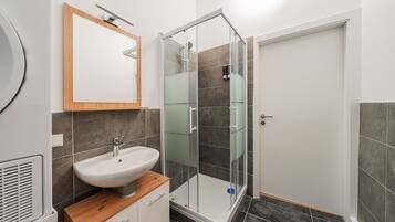 Ducha, secador de pelo, pantuflas, toallas