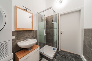 Lägenhet - 3 sovrum - kök - bottenvåning | Badrum | Dusch, hårtork, tofflor och handdukar