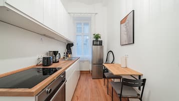 Refrigerador con freezer, microondas, horno, placa de cocina