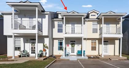 Beach house, 1.5 blocks from beach, 3bd, 3 bath