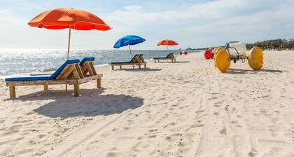 Beach house, 1.5 blocks from beach, 3bd, 3 bath