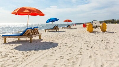 Beach house, 1.5 blocks from beach, 3bd, 3 bath