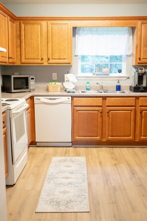 Køleskab, mikrobølgeovn, ovn, kogeplade