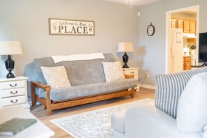 Smart TV - Affordable Cozy Stay 8 Miles From Campus (Auburn)