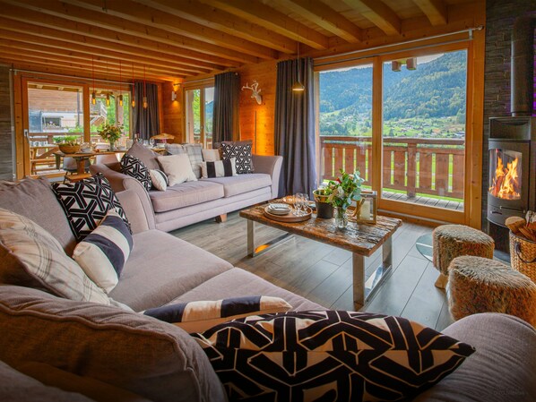 Televisión, chimenea, videojuegos, estéreo