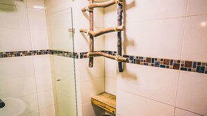Comfort Double or Twin Room | Bathroom | Shower, towels - Le Chateau hotel & spa (Guatapé)