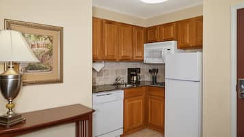 Réfrigérateur, micro-ondes, plaque de cuisson, lave-vaisselle