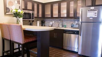 Fridge, microwave, stovetop, dishwasher