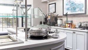 Una cocina moderna con montaje tipo bufé, incluyendo un puesto de comida cubierto, una vitrina de vidrio y una variedad de condimentos.