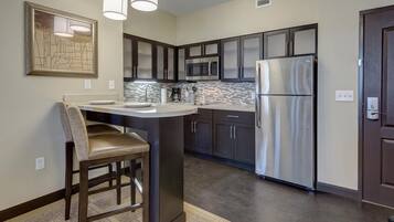 Réfrigérateur, micro-ondes, plaque de cuisson, lave-vaisselle