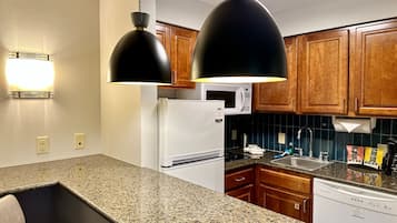 Kühlschrank, Mikrowelle, Herdplatte, Geschirrspüler