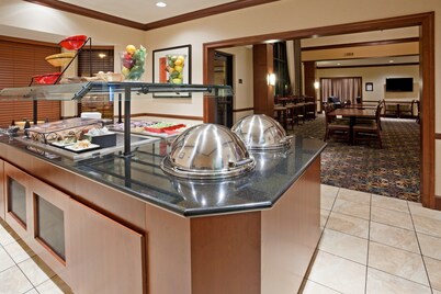 Free Breakfast, Pool, Hot Tub, Gym. Great Suite!