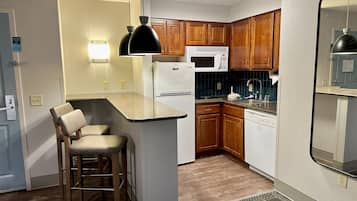 Kühlschrank, Mikrowelle, Herdplatte, Geschirrspüler