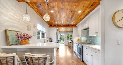 Charming 2 BDR Seaside Cottage 5 Min to Beach!