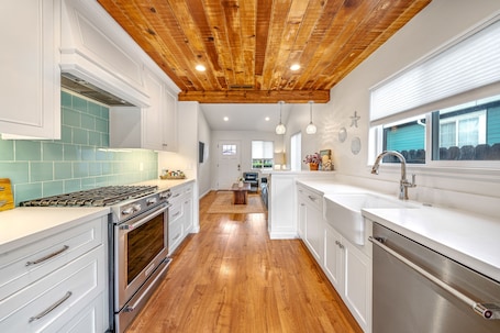 House, 2 Queen Beds, Patio, Garden View (Cottage by the Seaside) | Private kitchen | Fridge, microwave, oven, stovetop