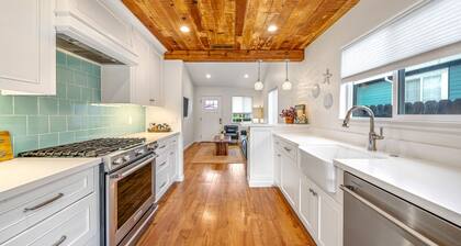 Charming 2 BDR Seaside Cottage 5 Min to Beach!