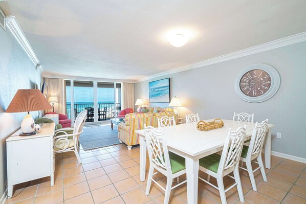 Condo, varias camas, balcón, vista al océano (Beachfront Bliss at Shoreline Towers ) | Restaurantes