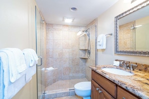 ์ฝ๋, ์นจ๋(์ฌ๋ฌ ๊ฐ), ๋ฐ์ฝ๋, ๋ฐ๋ค ์ ๋ง (Beachfront Bliss at Shoreline Towers ) | ์์ค | ํ์