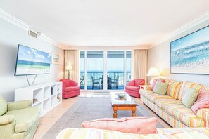 コンドミニアム ベッド (複数台) バルコニー オーシャンビュー (Beachfront Bliss at Shoreline Towers ) | リビング エリア | 41 インチの薄型テレビ (デジタル放送視聴可)