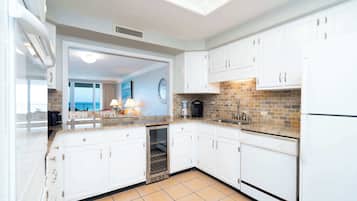 Appartamento, letti multipli, balcone, vista oceano (Beachfront Bliss at Shoreline Towers ) | Cucina privata