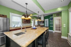 Hus - flere senge - boblebad | Privat køkken | Køleskab, mikrobølgeovn, ovn, kogeplade