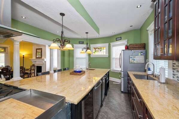 Maison, plusieurs lits, bain à remous | Cuisine privée | Réfrigérateur, micro-ondes, four, plaque de cuisson
