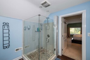 House, Multiple Beds, Hot Tub | Bathroom | Designer toiletries, towels, toilet paper