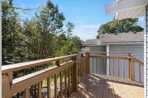 เคบิน, หลายเตียง, ลานระเบียง, วิวสวน (Mystic Woods Trio Branson) | บริเวณที่พัก