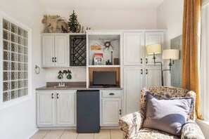 公寓客房, 多張床, 廚房, 花園景觀 (Leisure at the Legacy of Thousand) | 起居區 | 42-吋平面電視，提供數位頻道