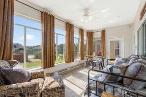 Lejlighed - flere senge - køkken - udsigt til have (Leisure at the Legacy of Thousand) | Opholdsområde | 42-tommers fladskærms-tv med digitale kanaler