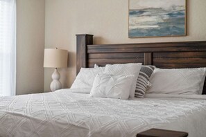 3 bedrooms, individually decorated, individually furnished, bed sheets - Modern Elegance of Regal Palms (Davenport)