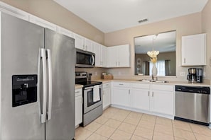Residenza, letti multipli, cucina, vista giardino (Modern Elegance of Regal Palms) | Cucina privata | Frigorifero, microonde, forno, piano cottura