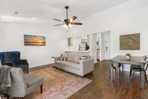 Apartamento, varias camas, acceso a la piscina, vistas al campo de golf (Quackerdoodle Landing ) | Zona de estar | Televisión de pantalla plana de 42 pulgadas con canales digitales