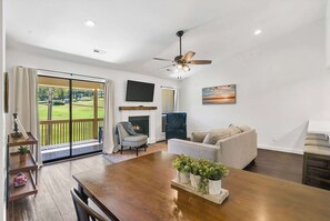 Apartamento, varias camas, acceso a la piscina, vistas al campo de golf (Quackerdoodle Landing ) | Zona de estar | Televisión de pantalla plana de 42 pulgadas con canales digitales