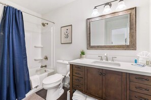 A bathroom with a bathtub, toilet, and sink. - Quackerdoodle Landing - 2 Bdr, Golf Course Views (Branson)