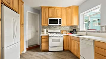 House, Multiple Beds, Patio, Mountain View | Private kitchen | Fridge, microwave, oven, stovetop