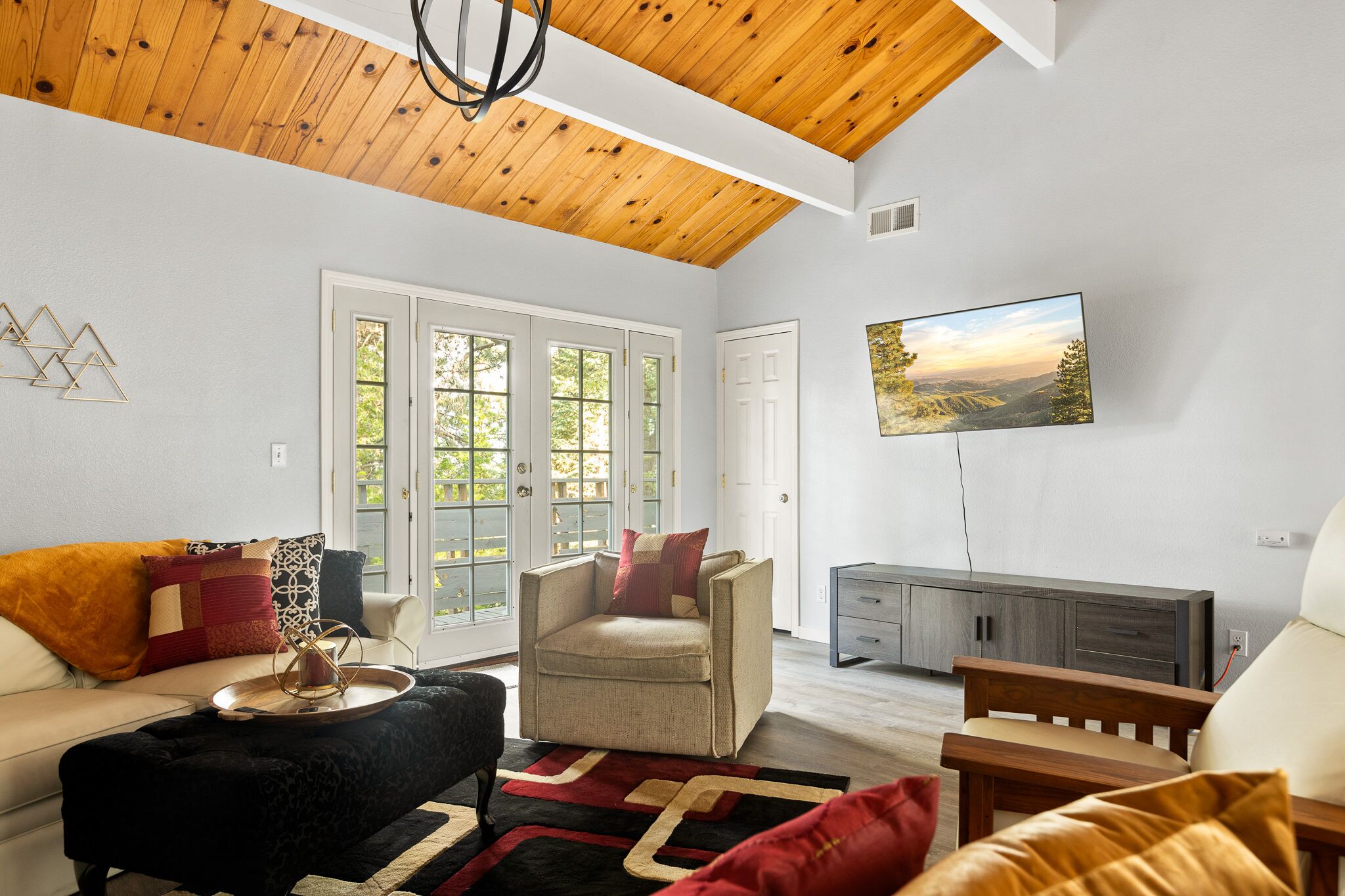 House, Multiple Beds, Patio, Mountain View | Living area | TV, fireplace