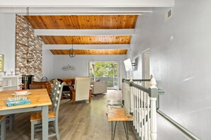 Rumah, Beberapa Tempat Tidur, patio, pemandangan gunung | Makan di kamar