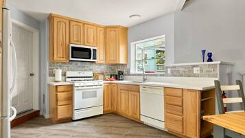 House, Multiple Beds, Patio, Mountain View | Private kitchen | Fridge, microwave, oven, stovetop
