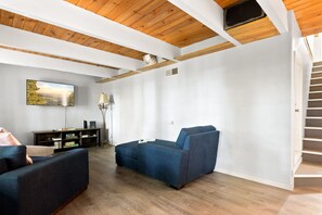 Ferienhaus, Mehrere Betten, Terrasse, Bergblick | Wohnbereich | Fernseher, Kamin