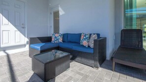 Casa, várias camas, acesso à piscina, vista para a piscina (A Little Galaxy Far Far Away) | Terraço/pátio