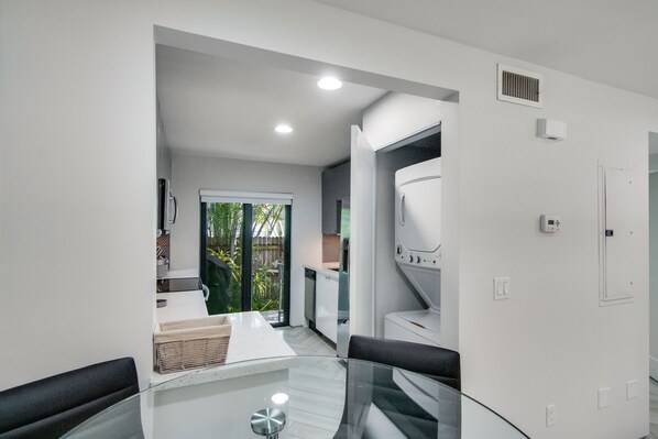 Talo, useita sänkyjä, keittiö | Sisätilat