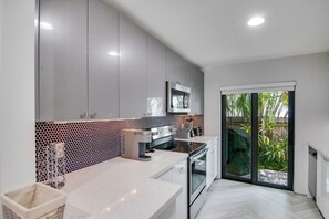 House, Multiple Beds, Kitchen | Private kitchen | Fridge, microwave, oven, stovetop - Delray Deco Estate (Delray Beach)