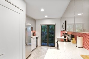 Talo, useita sänkyjä, keittiö | Yksityinen keittiö | Jääkaappi, mikroaaltouuni, uuni, liesi