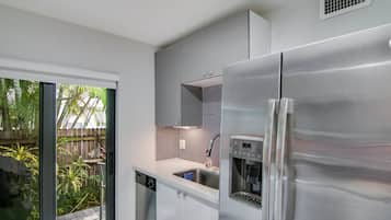 House, Multiple Beds, Kitchen | Private kitchen | Fridge, microwave, oven, stovetop
