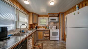 Kabin, Beberapa Tempat Tidur, patio, pemandangan gunung (Moonshiner's Cabin) | Dapur pribadi | Lemari es, microwave, oven, dan kompor