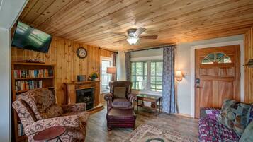 Kabin, Beberapa Tempat Tidur, patio, pemandangan gunung (Moonshiner's Cabin) | Area keluarga | Televisi layar datar 35-inci dengan saluran TV digital