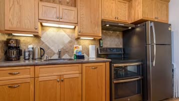 House, Multiple Beds, Hot Tub | Private kitchen | Fridge, microwave, oven, stovetop