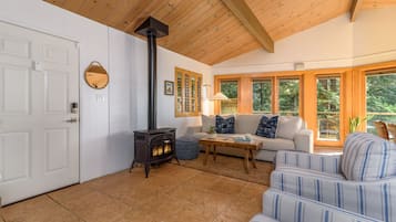 House, Multiple Beds, Hot Tub | Living area | TV, fireplace