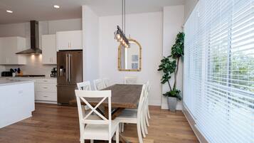 Casa, varias camas, patio, vista a la ciudad | Restaurantes